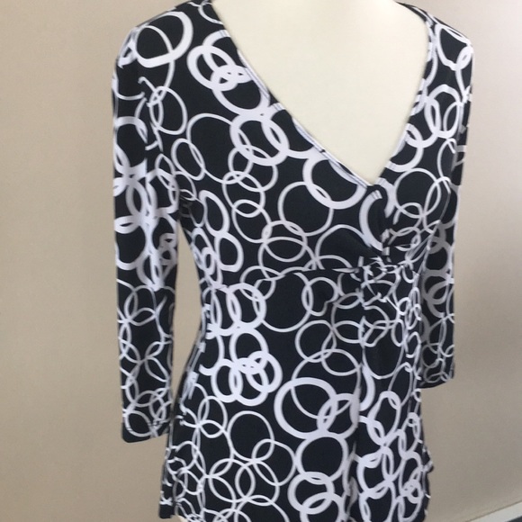 Flattering Top 😘 - Picture 3 of 6